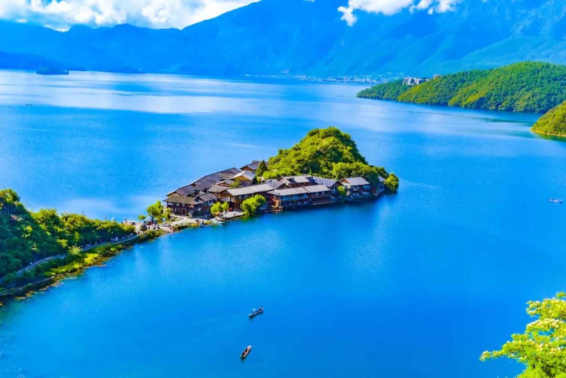 泸沽湖,位于云南省宁蒗县与四川省盐源县交界处,是云南海拔最高的湖泊