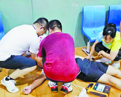 紧急!厦门一男子打球时突然倒地心脏骤停,现场三位医生出手了