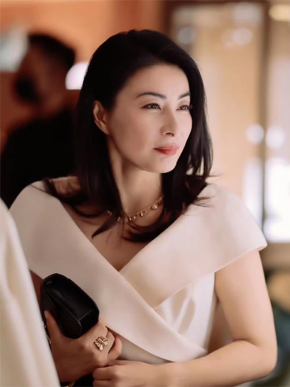 郭晶晶登上微博热搜简约黑白连衣裙引爆时尚界