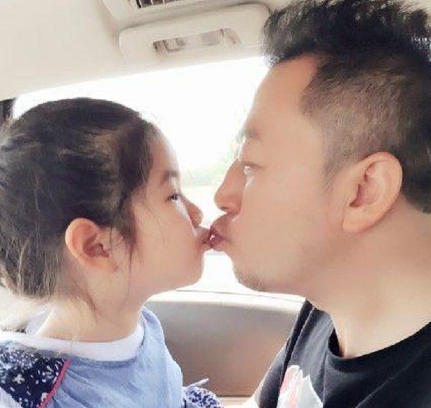 50岁奶爸孙红雷为3岁女儿庆生,晒6图父女各半,不忘颜王人设