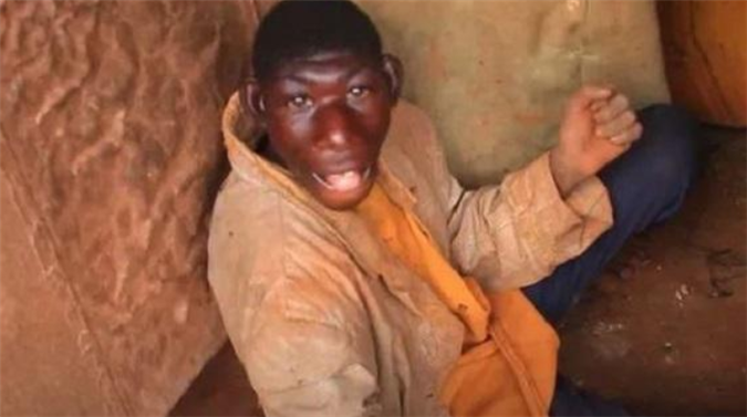 非洲男孩艾力:长相返祖酷似猿猴,以水果为食物,一周跑230公里