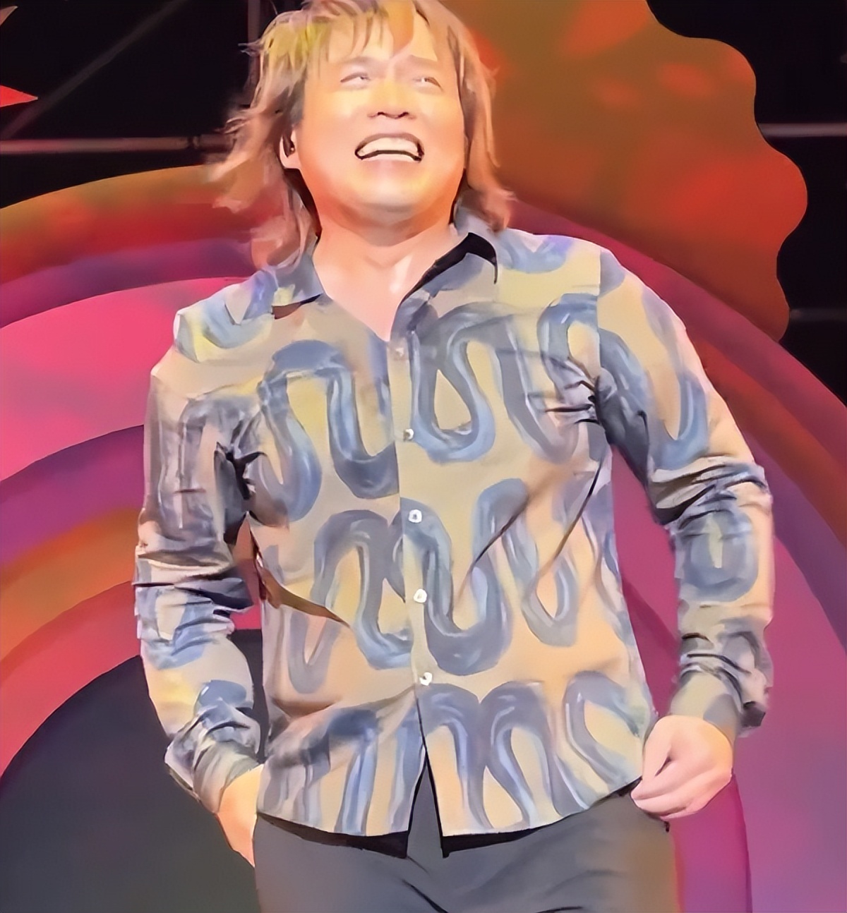 花500块听伍佰演唱会,唱伍佰的歌给伍佰听!他双手插兜台上溜达