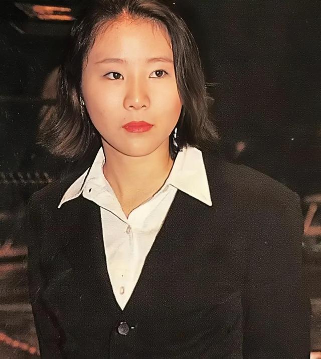 把两位前婆婆当成亲妈,帮助情敌女儿出道,王菲的格局不一般