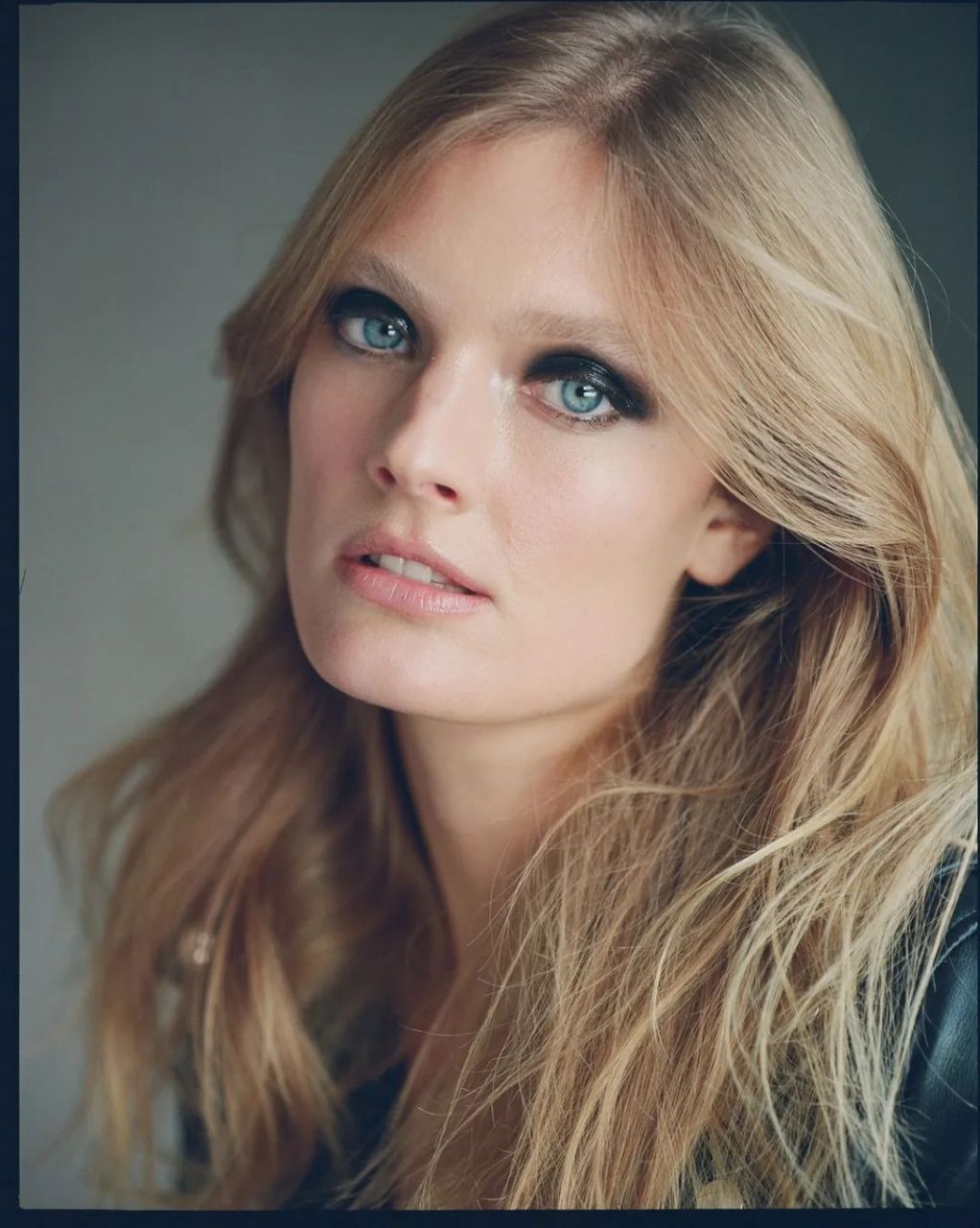 constance jablonski 是一位出生于1991年4月17日的法国超级名模,拥有