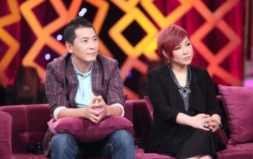 李静晒合照瘦成一百斤,戴军眼睛微闭状态不佳,搭档真的不容易