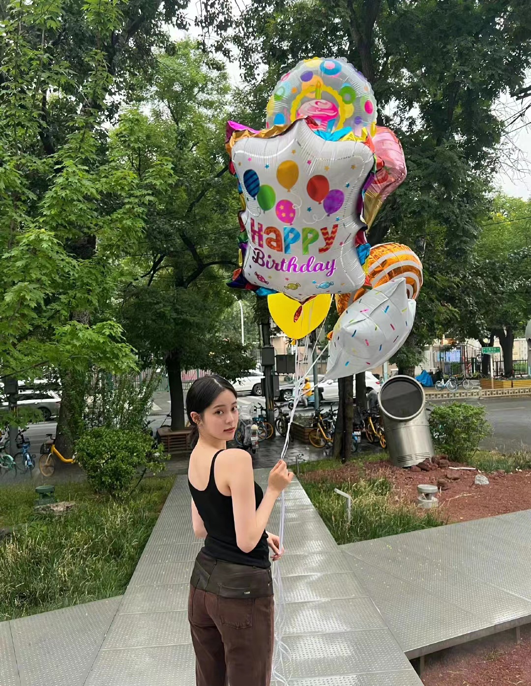 欧阳娜娜的生日装黑色小背心配拼接牛仔裤清纯感与青春感兼具