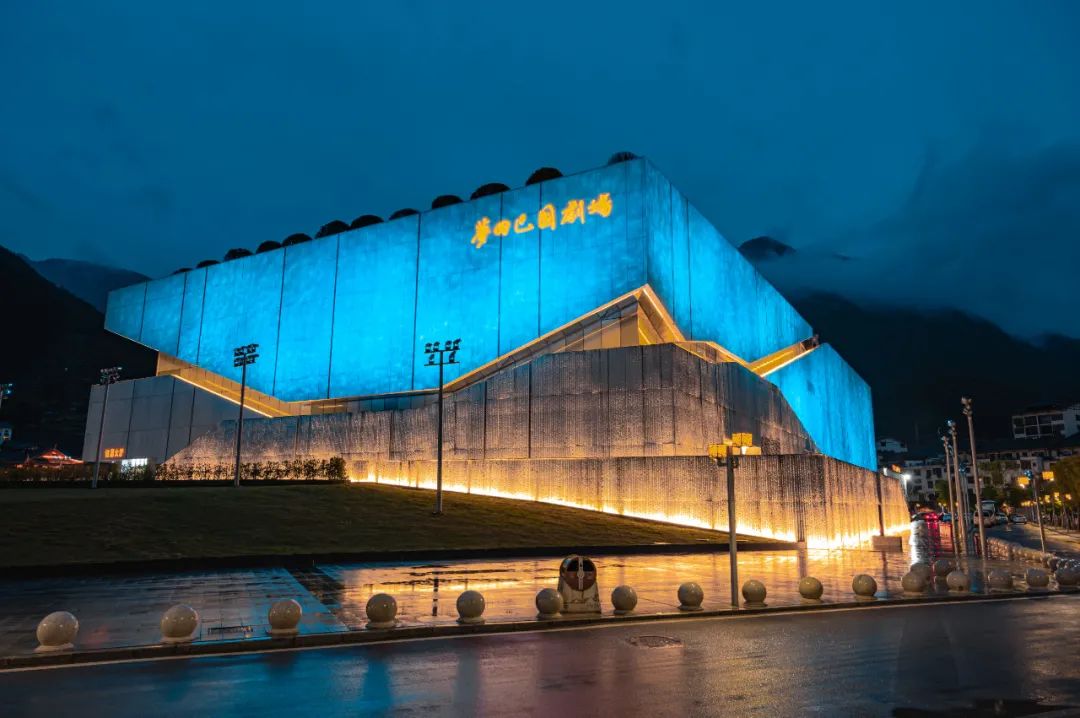 蓝天白云与"梦回巴国"剧场交相呼应 营造出一幅"水墨画" 每一眼都是