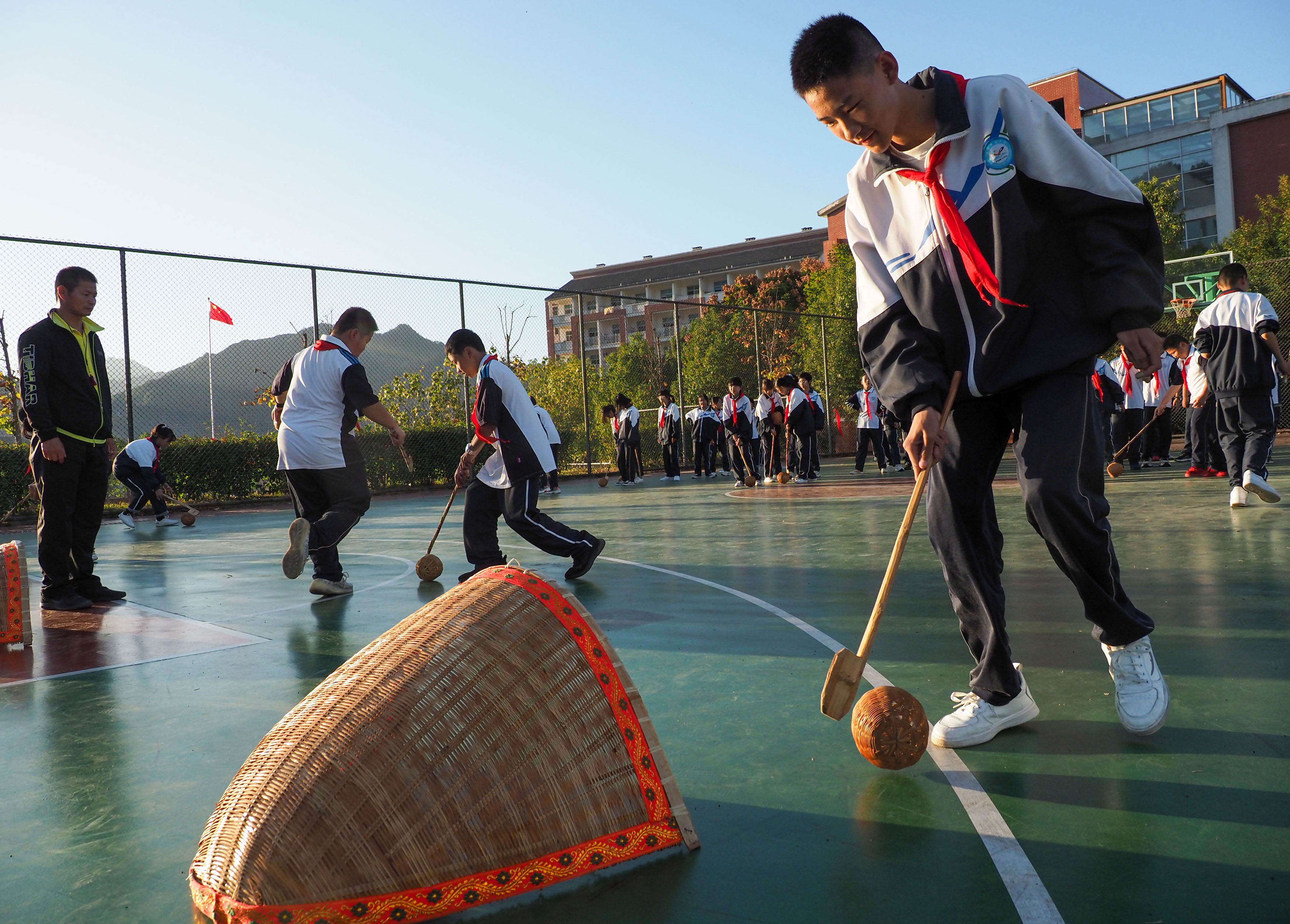 浙江景宁:畲族传统体育运动热校园(4)