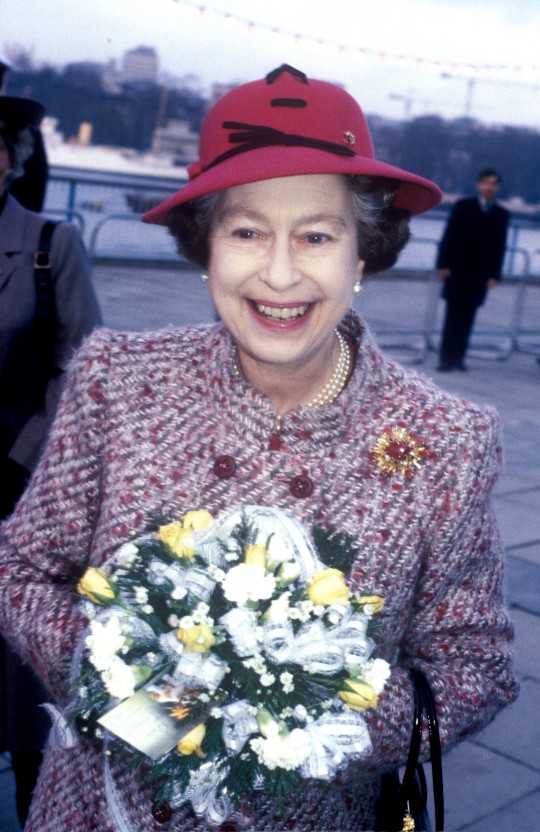 英国女王从小到大照片图片