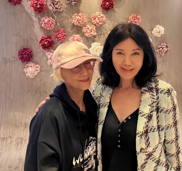 67岁首届港姐冠军孙泳恩罕现身,脸上布满岁月痕迹,气质依然出众