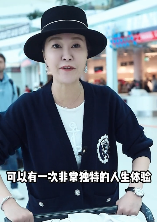 王小骞拎40万爱马仕机场浓妆艳抹扭动腰肢激动称要去戛纳红毯