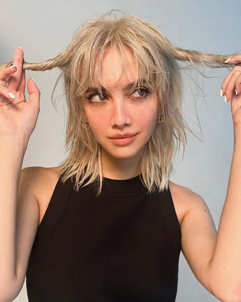 sara legge 调整她的新造型,美丽而不同寻常