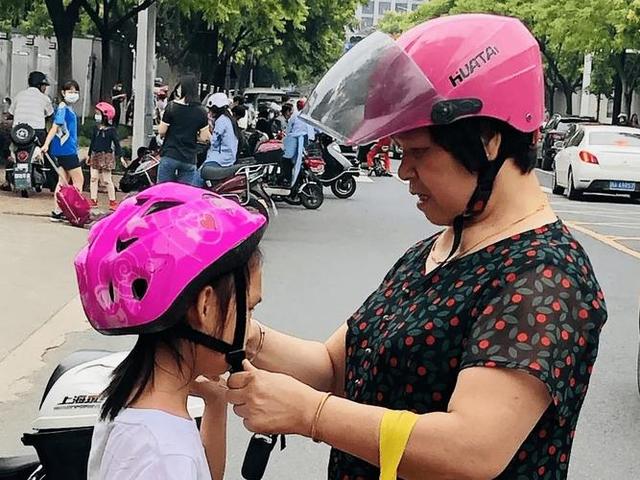 太可笑!学校要求学生走路上下学也要戴头盔,官方回答网友看笑了