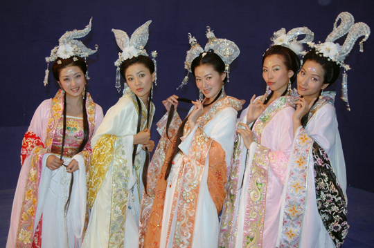 当代仙女pk早期仙女,一方极简极雅,一方华贵端方