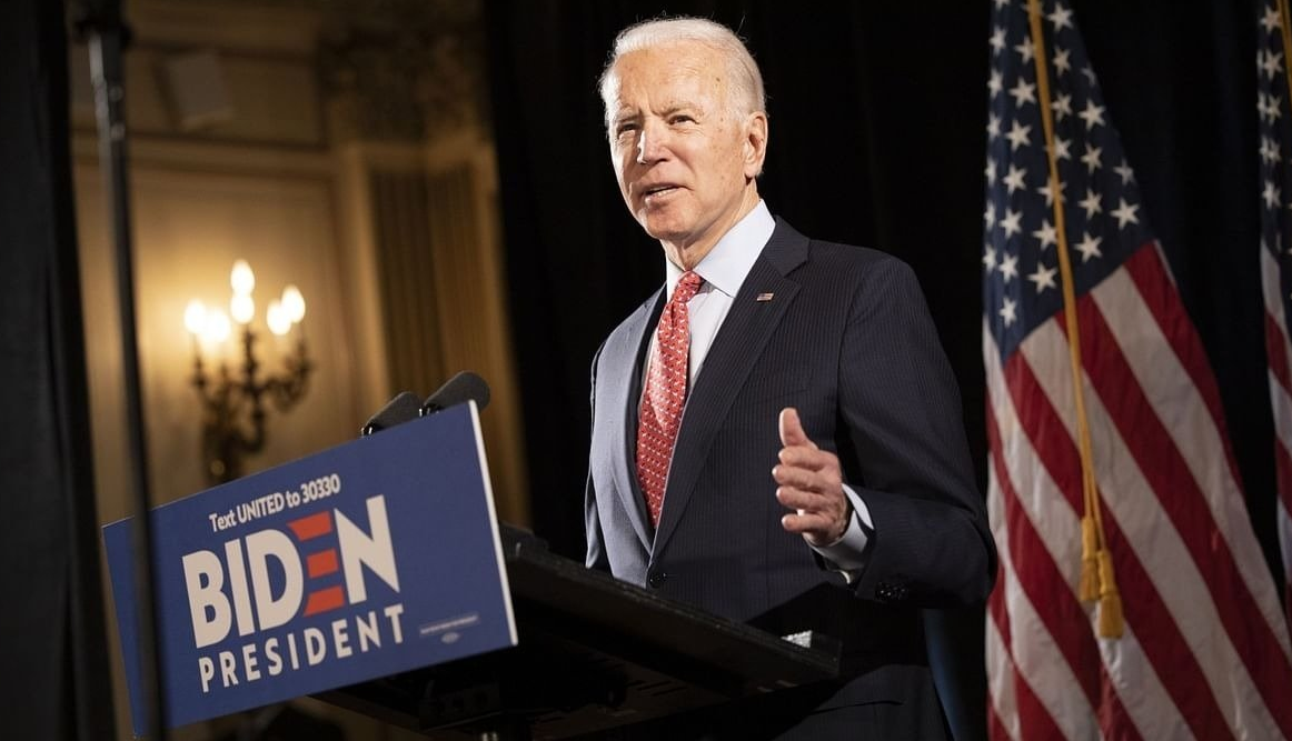 "诡异乔"又出现?拜登突然当众做惊人举动,美舆论瞬间炸锅