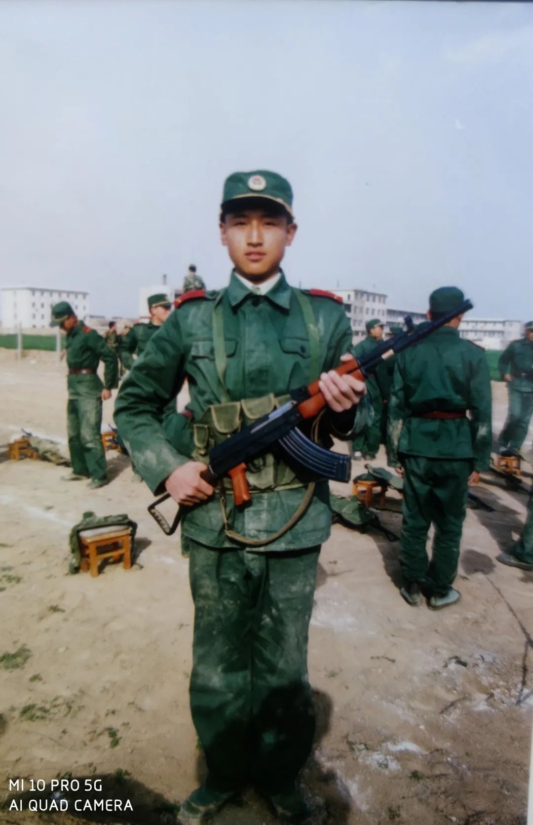 2001年参军入伍,曾服役于武警陕西总队渭南支队,在部队时荣获两次优秀