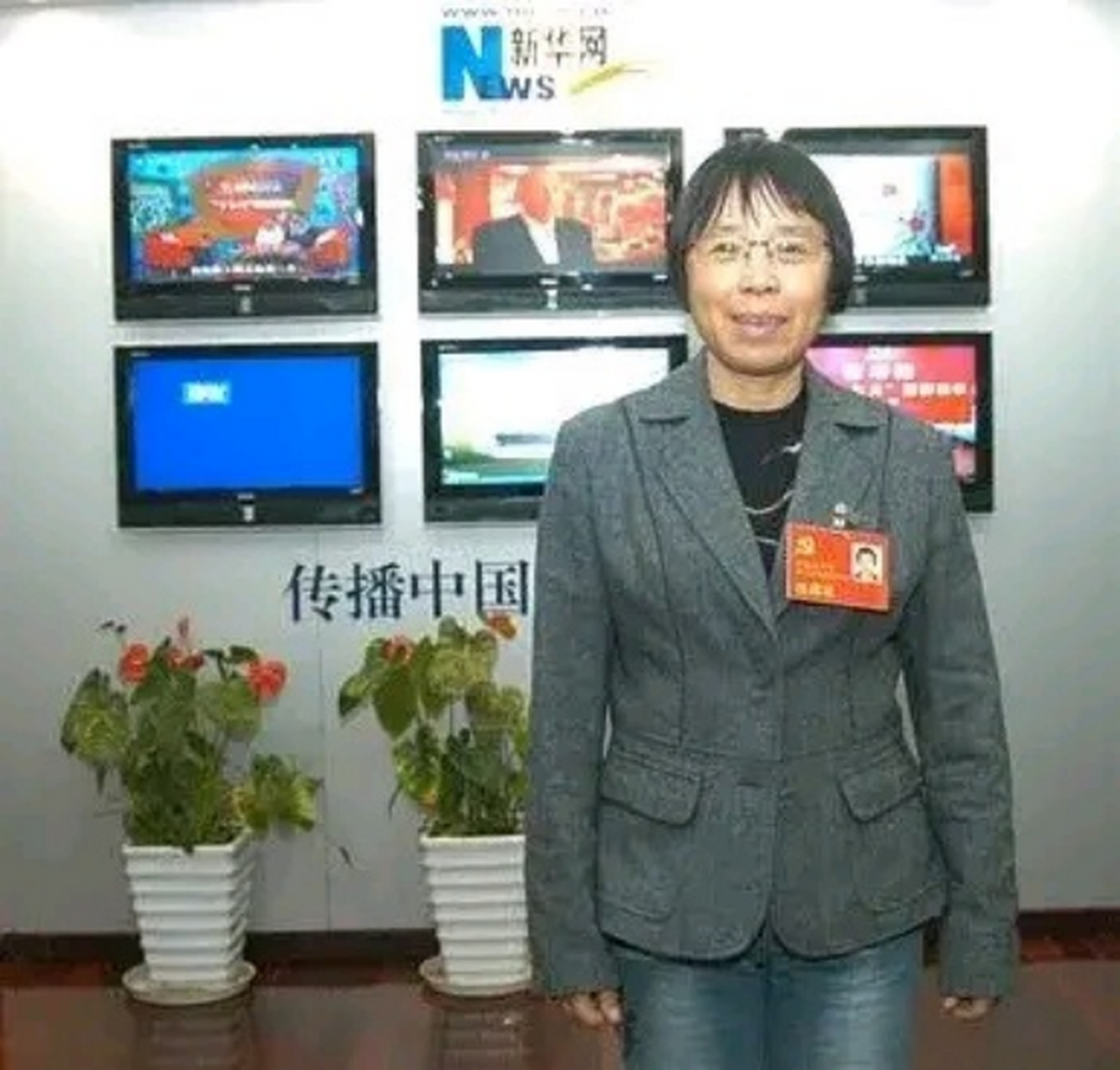 央视,刚到演播室,导演看着她皱着眉头说:"张老师,您这身衣服不合适,您