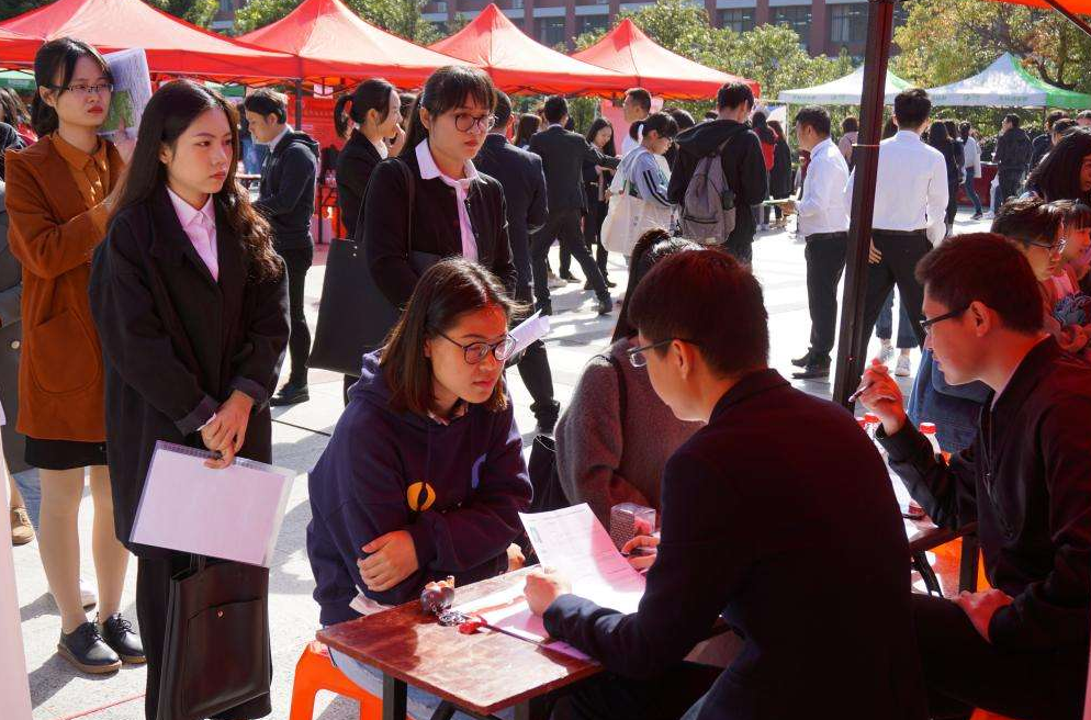 大学生就业愈加艰难,跟学生自身无关,而是高校教育出现了问题