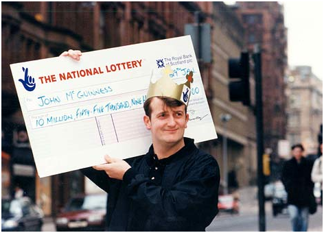 男子中9000万大奖疯狂挥霍,11年后全败光,如今一日三餐都难保证