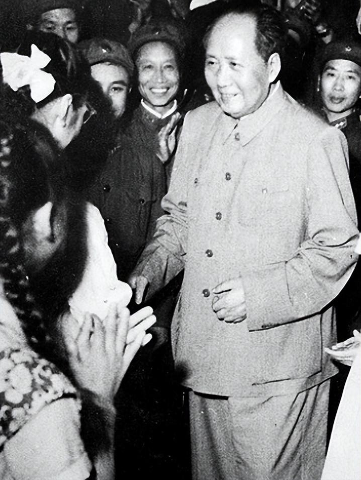 开国中将吴信泉有8个儿子,4个女儿,周总理还因此事曾与其开玩笑