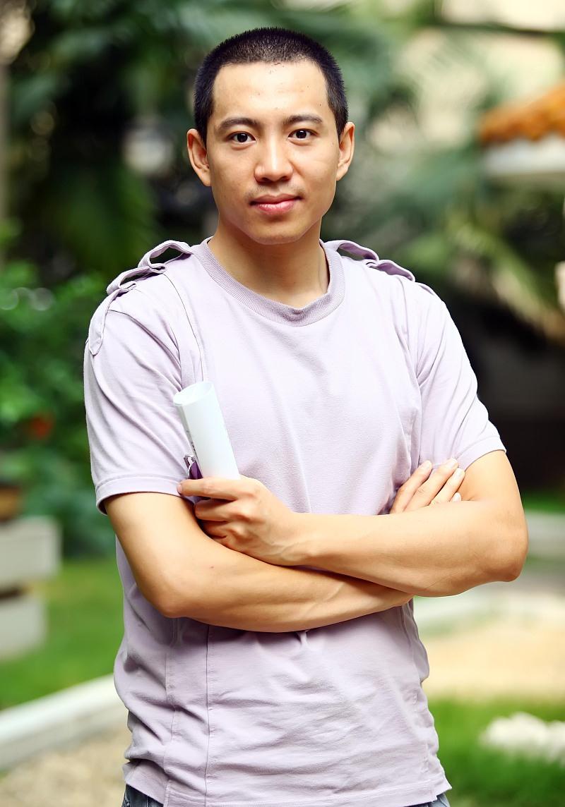 阿斯茹谷智鑫身板厚实,身材魁梧,长年理着寸发,显得特别阳刚,非常适合