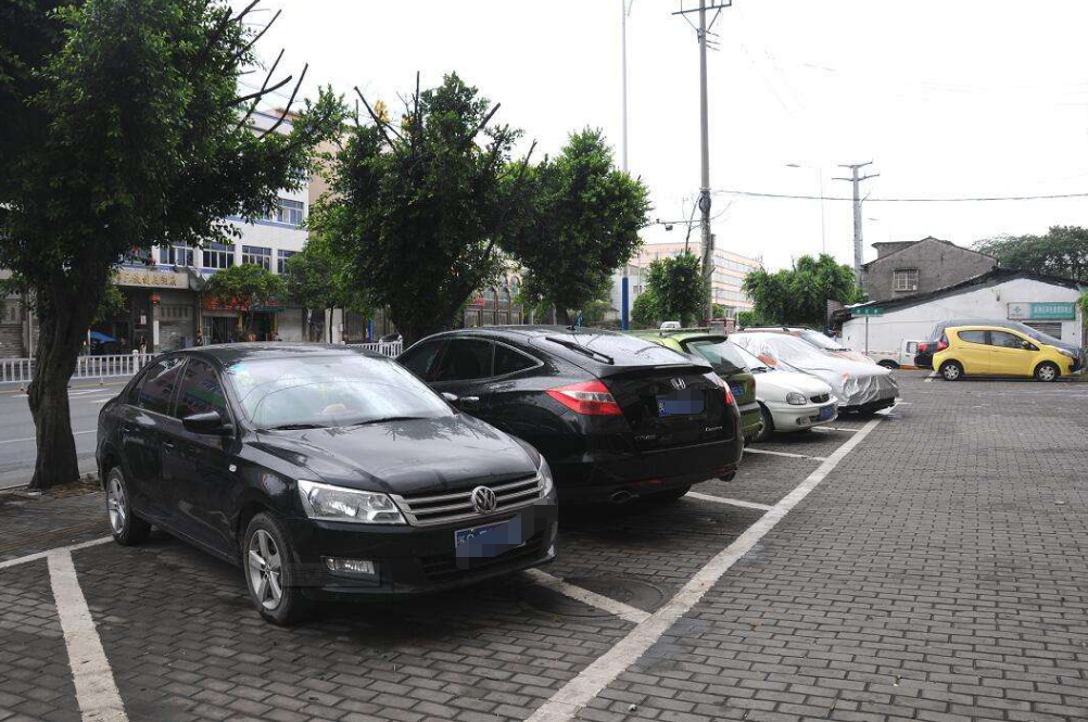 "新型"停车位惹争议,能多停一半的汽车,车主:傻子才去停