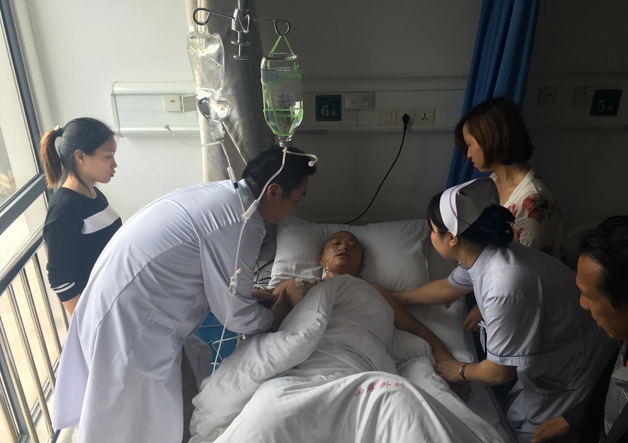 在那家三甲医院,王开炼又一次被确诊为"重复肾",开始住院接受治疗.