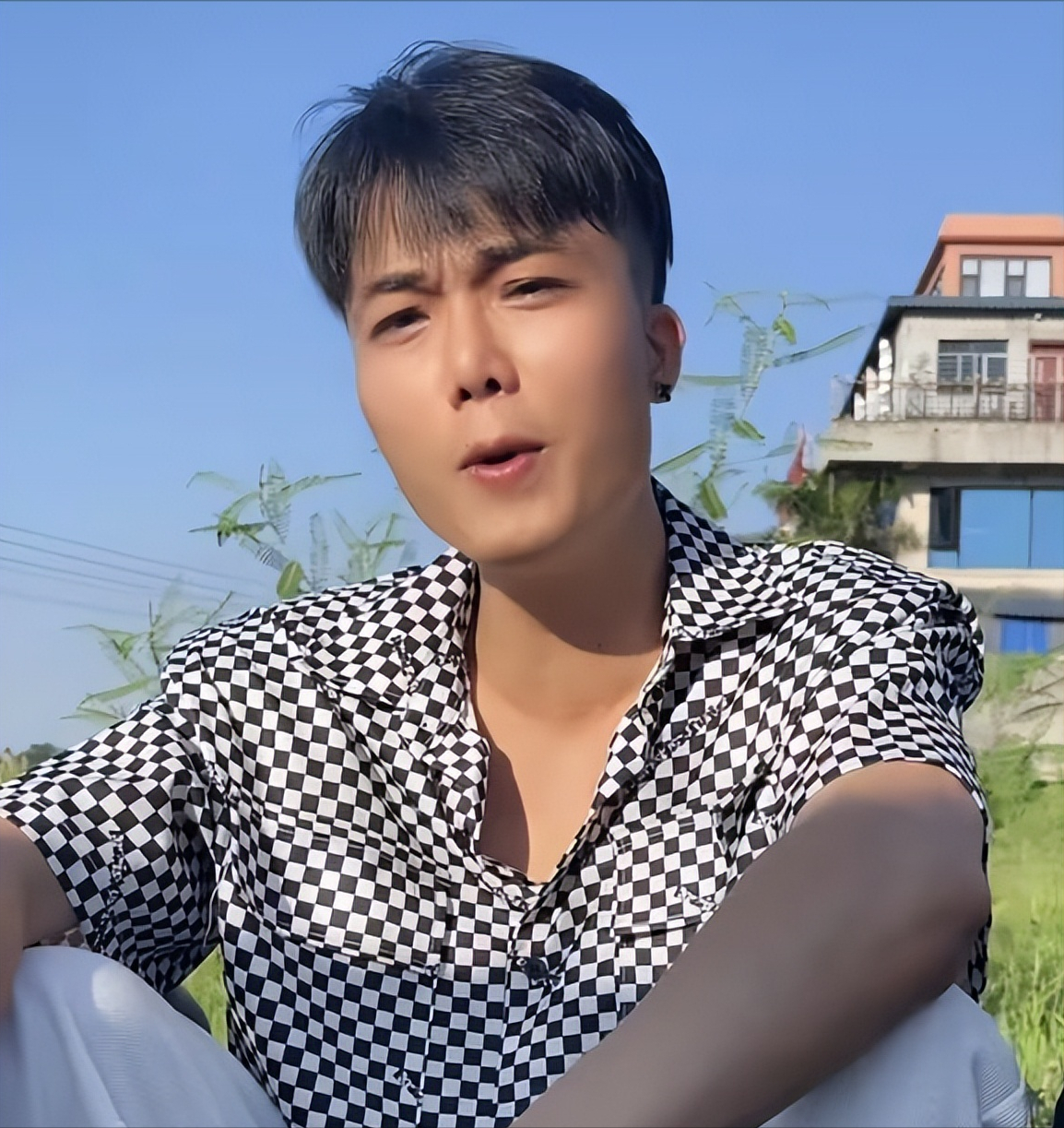 千万网红覃进展靠拍段子走红,买车买房迎娶娇妻,如今与搭档闹掰