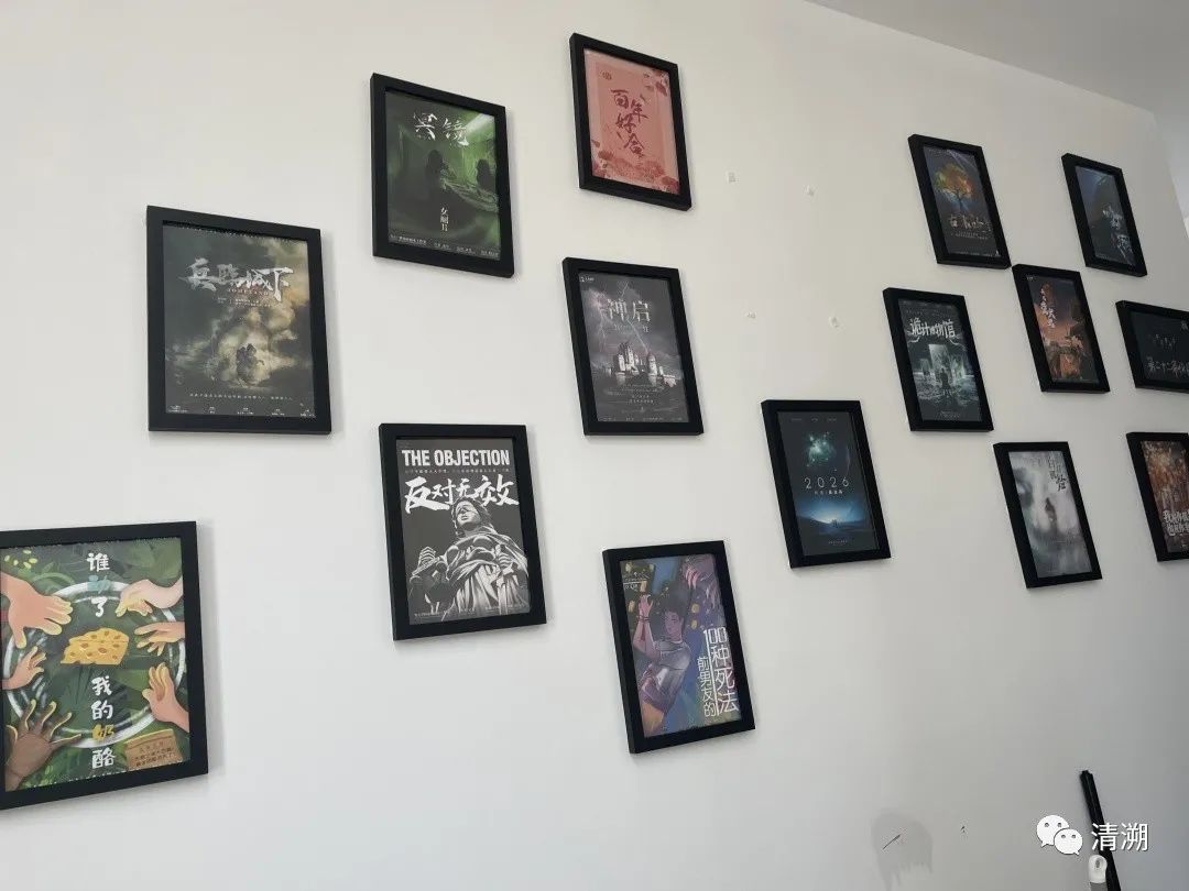 推理社 别的不说 里面装修的很不错 特别喜欢这面墙 summer