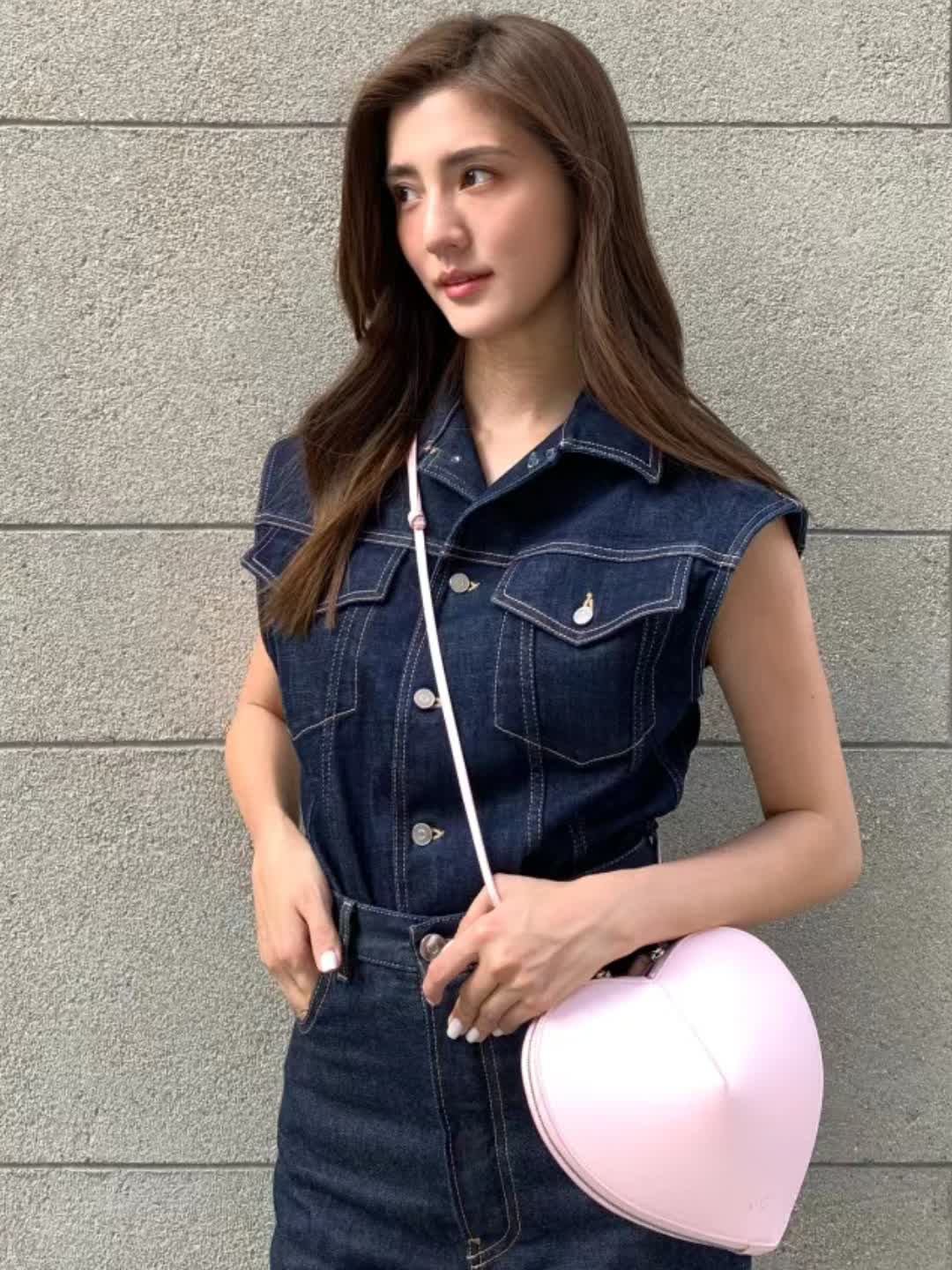 吴千语摆pose,粉色心形包包亮眼