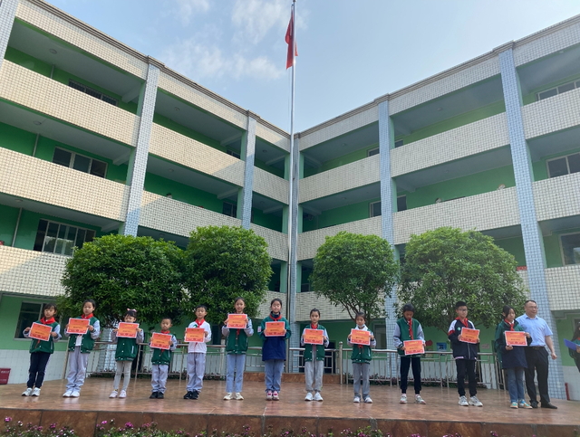 文明修身厚德端行丨永兴小学举行"文明礼仪伴我行"主题升旗仪式