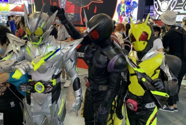 假面骑士:漫展惊现e总家族聚会,甲斗和创骑成为逢魔时王!