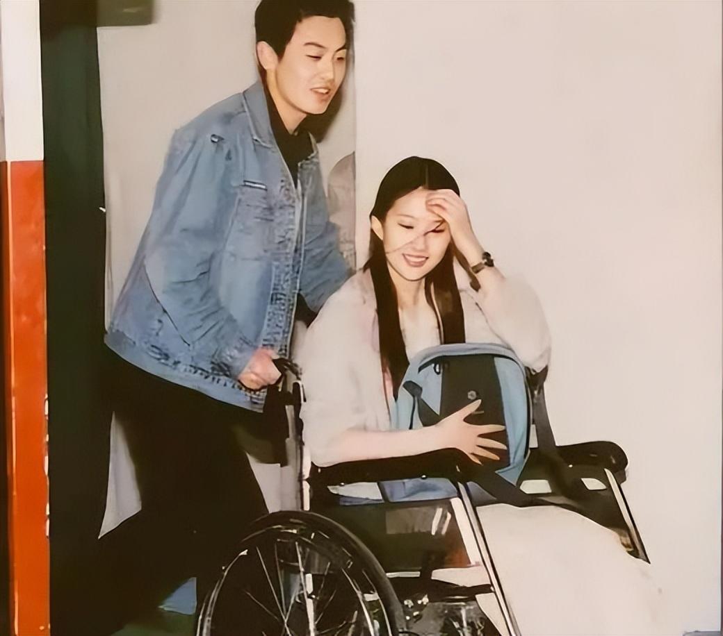 朱亚文上学时曾暗恋刘亦菲,但一直未敢表白,如今两人关系很好