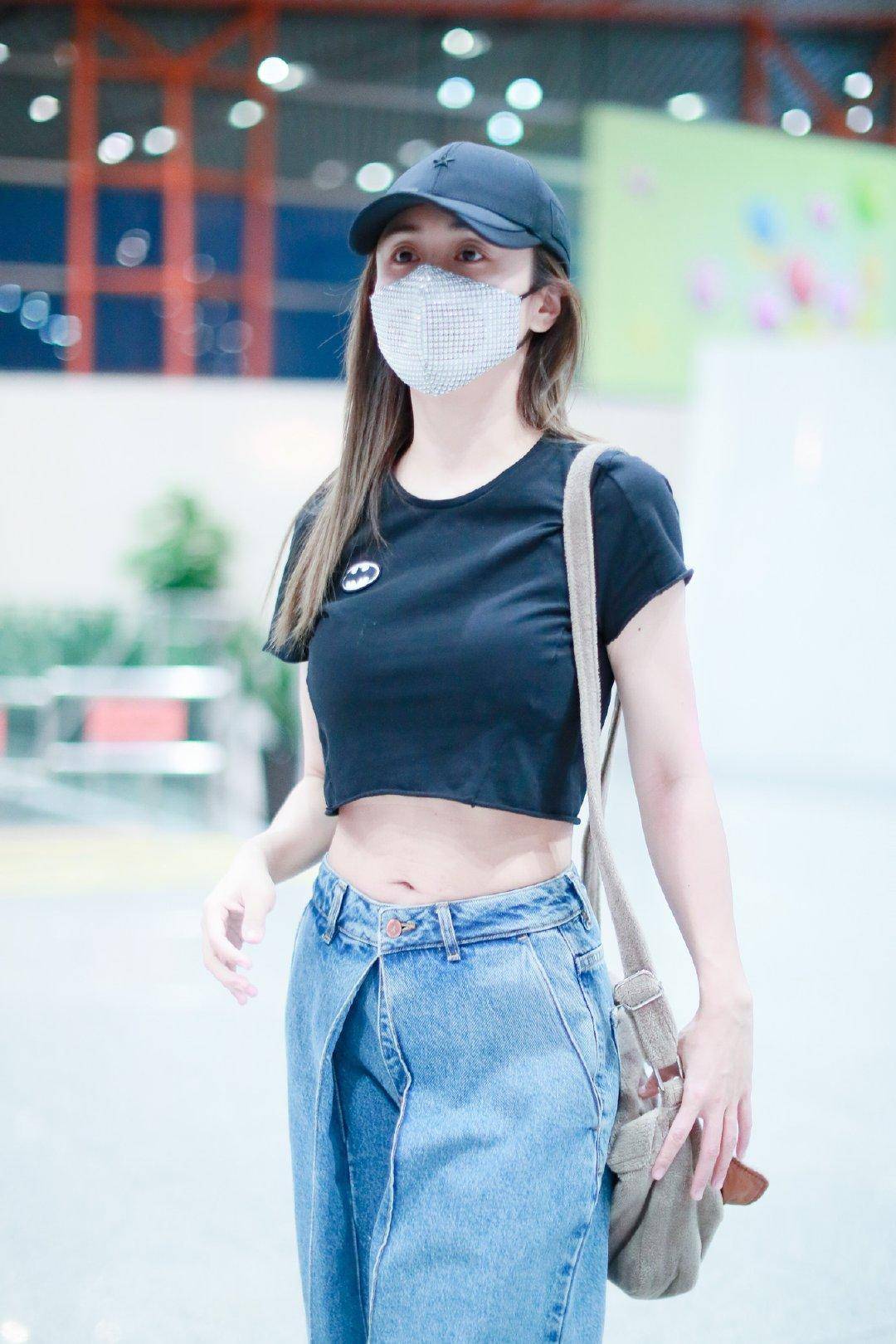 "辣妈"刘芸真会穿!露脐穿搭完全就是"少女身材",真不简单