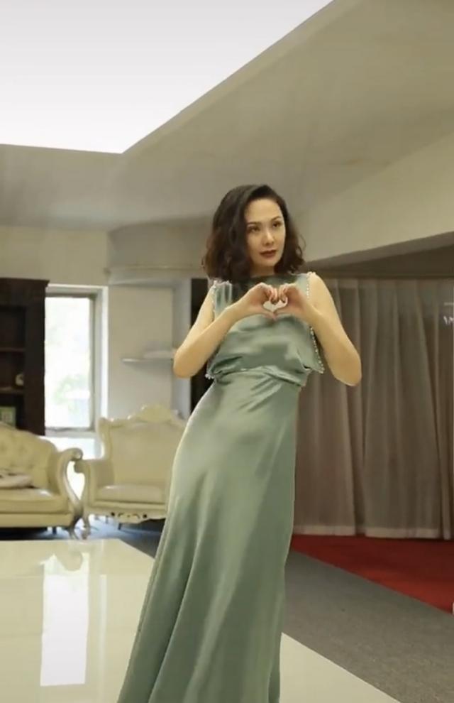 郭晓东妻子程莉莎真撩人,曲线比例让人着迷,网友:太惹眼了!