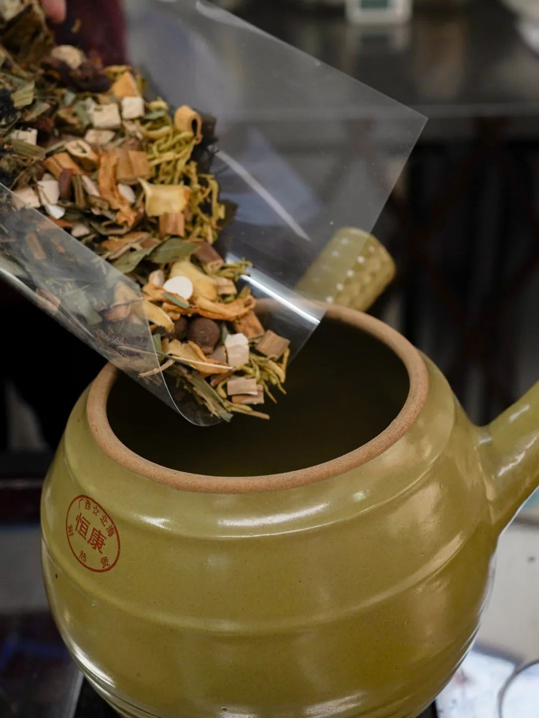 广东凉茶真的很苦吗?普宁人表示不服,普宁非遗凉茶成著名伴手礼