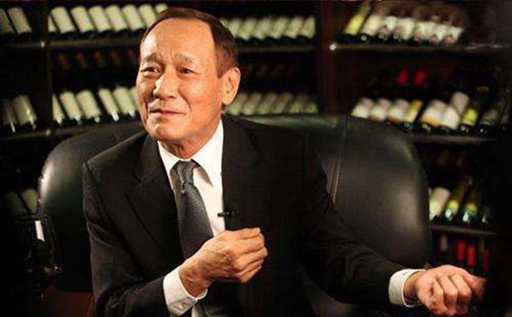 臧天朔在北京设宴款待陈惠敏,为了表达诚意,他花了20万点了10瓶皇家