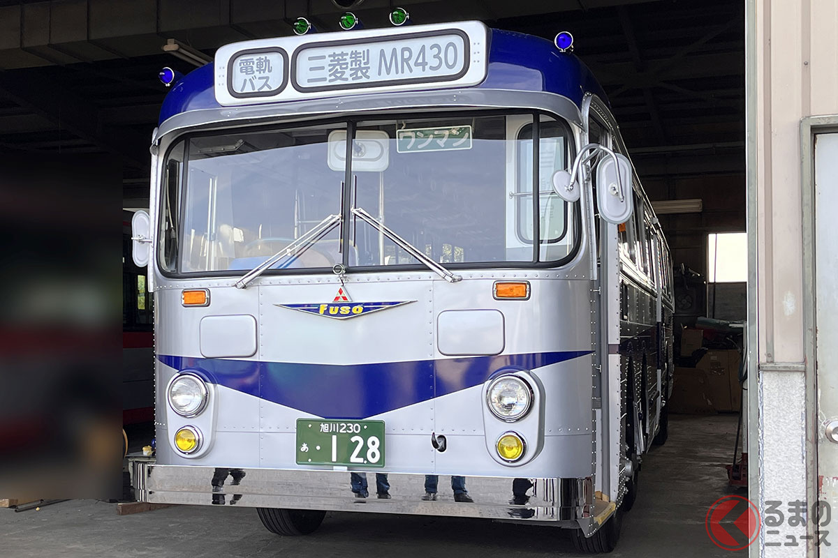 旭川电气轨道恢复一个罕见的六轮大巴士,这是近40年来第一次恢复