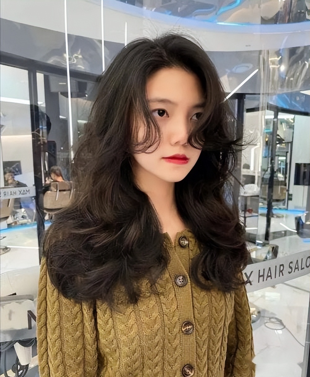 女人过了四十,黑长直就太显老了,这五款发型显脸小还易打理