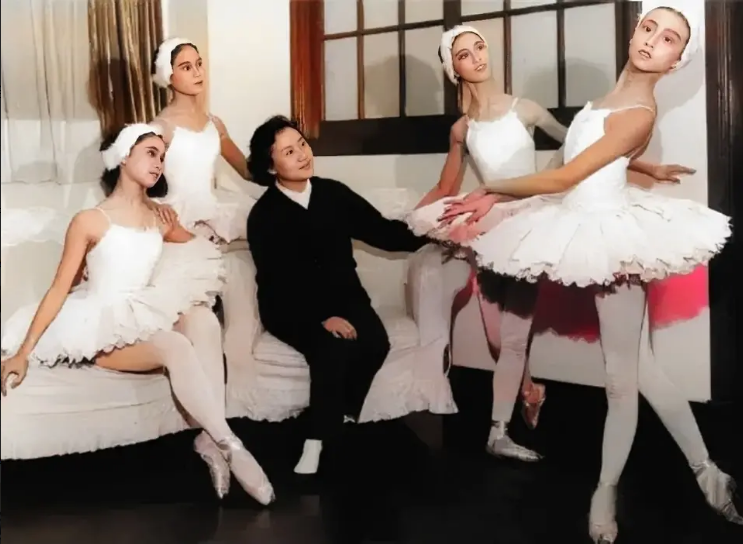 一代偶像石钟琴:演《白毛女》红极一时,丈夫离世后她怎样了?