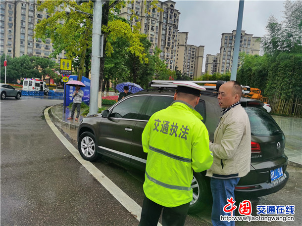 重庆:山区高速一司机恐高不敢开车,无奈报警叫代驾