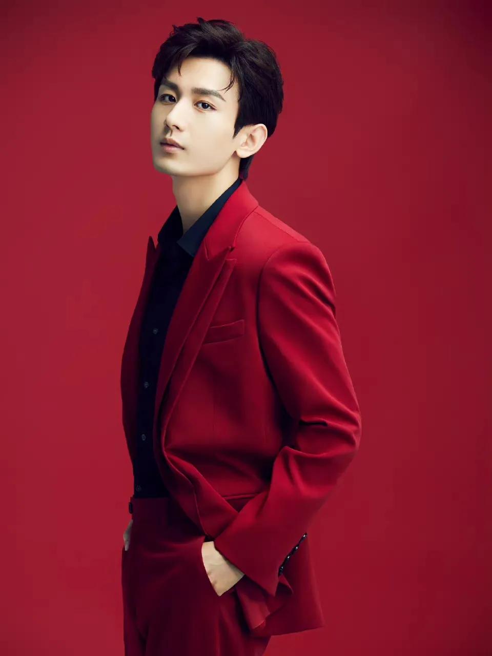 大红色也能完美驾驭的几位明星:成毅龚俊太有魅力,肖战视觉盛宴