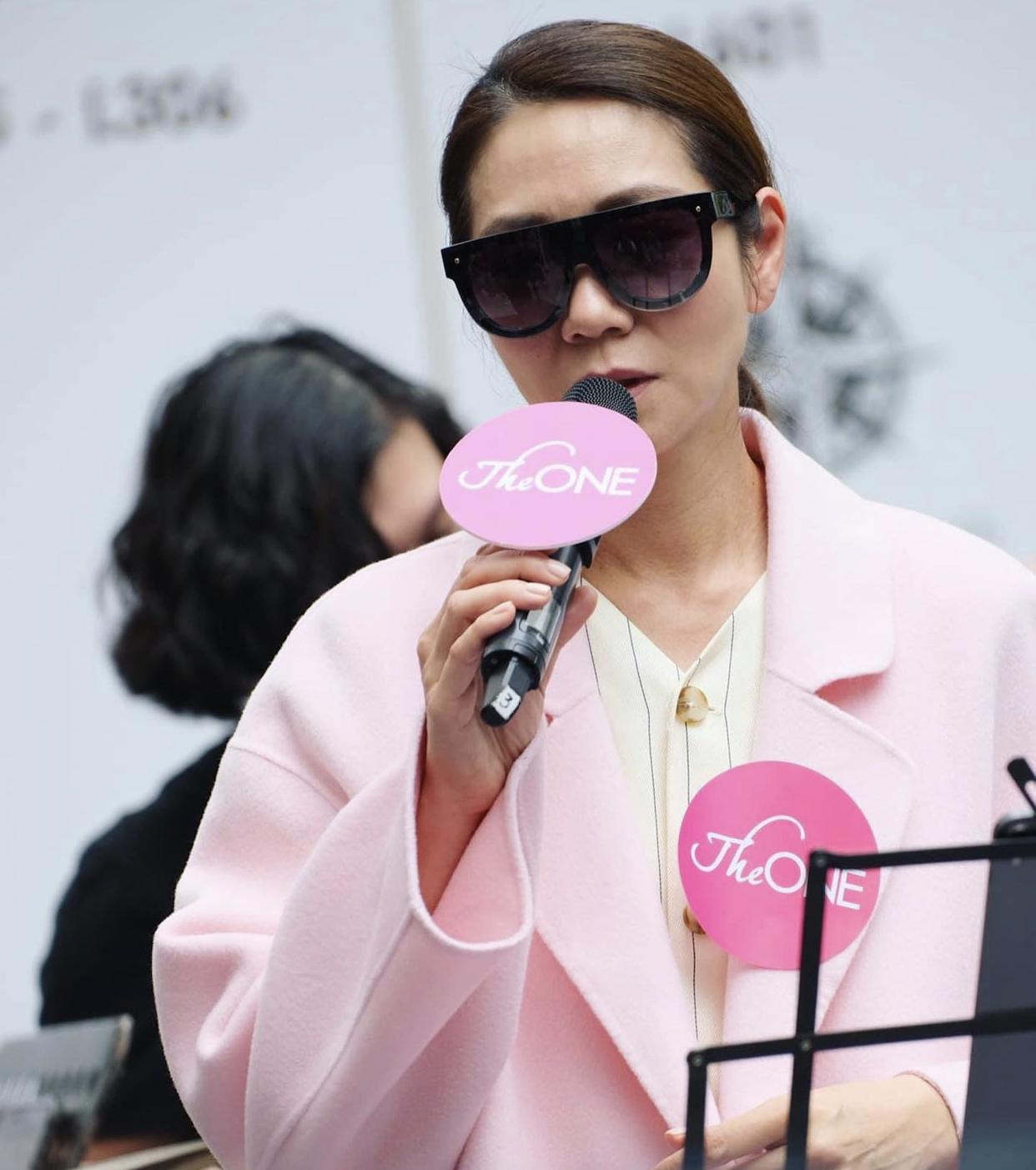 陈小春旧爱车婉婉近况曝光,疑被外籍老公家暴,刚为混血宝宝庆生