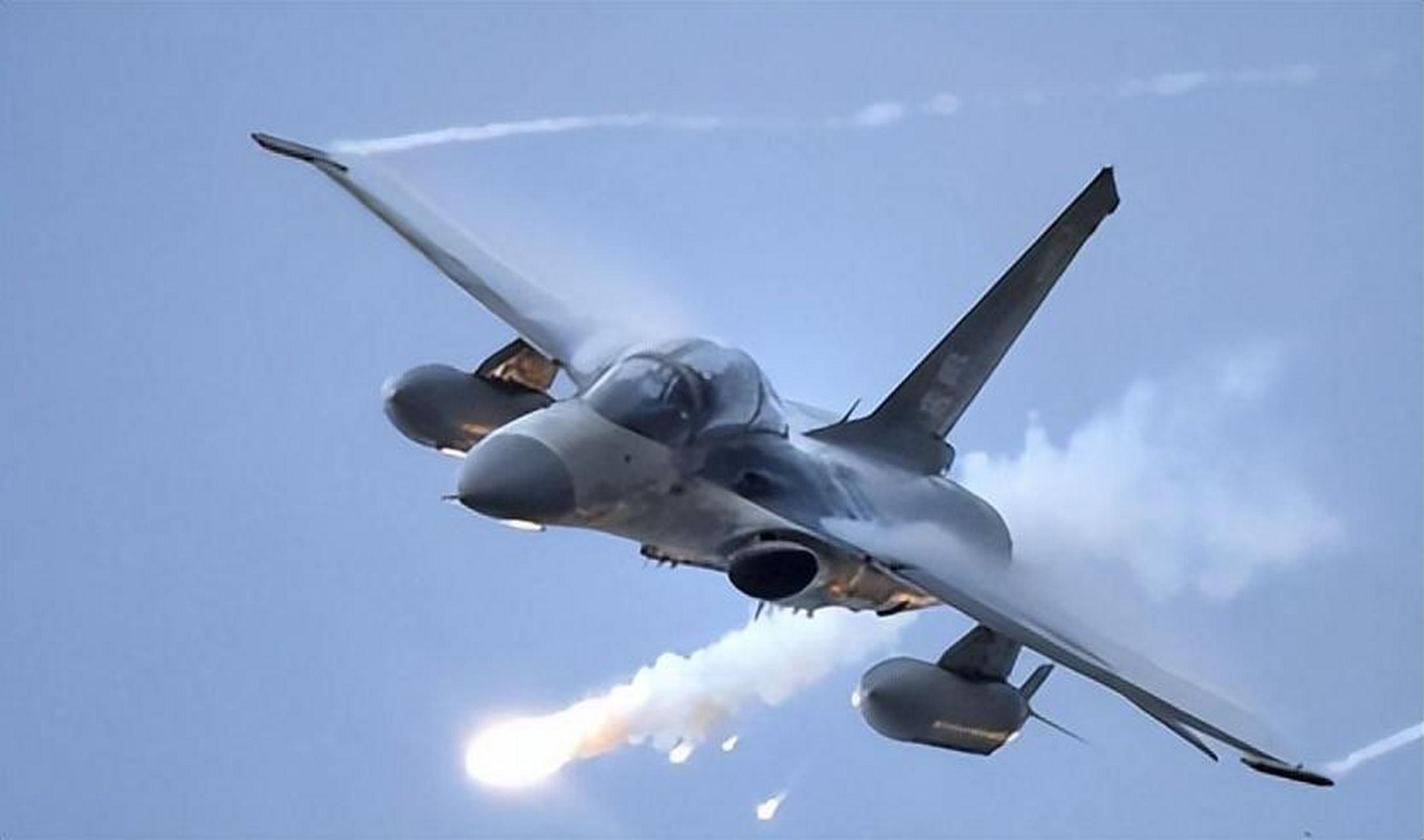 我国在巴黎航展当中进行展出的歼20五代机,轰6k轰炸机,以及翼龙无人机