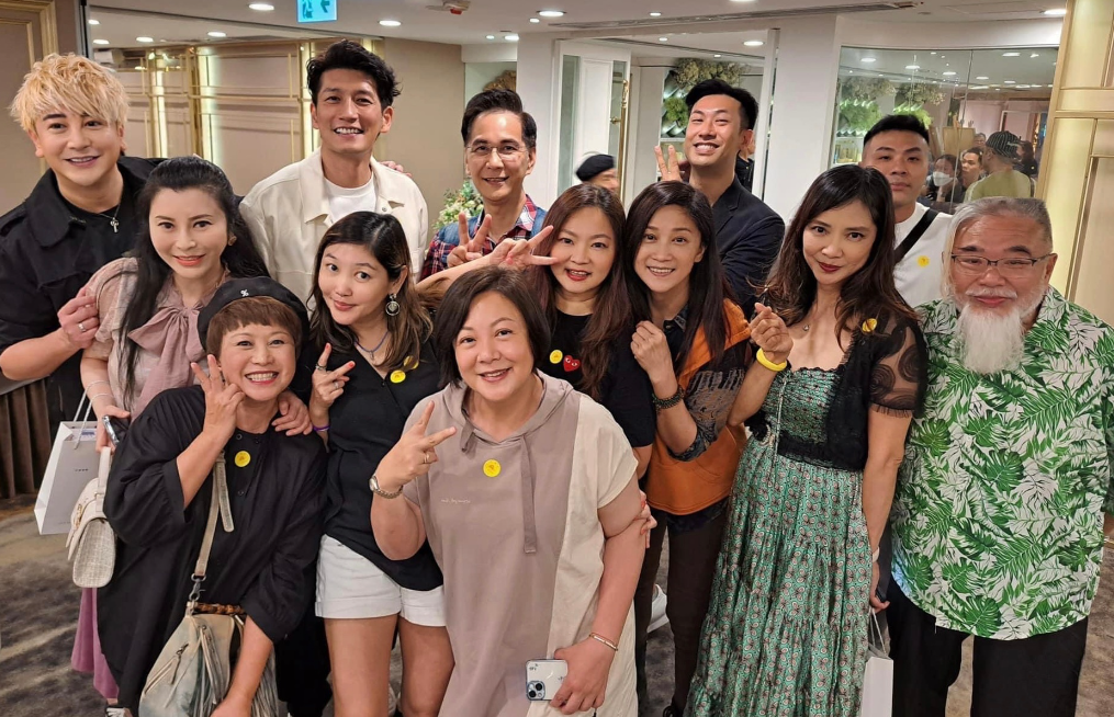 上百位亚视艺人重聚!包餐厅吃饭喝酒太尽兴,多位息影演员罕露面