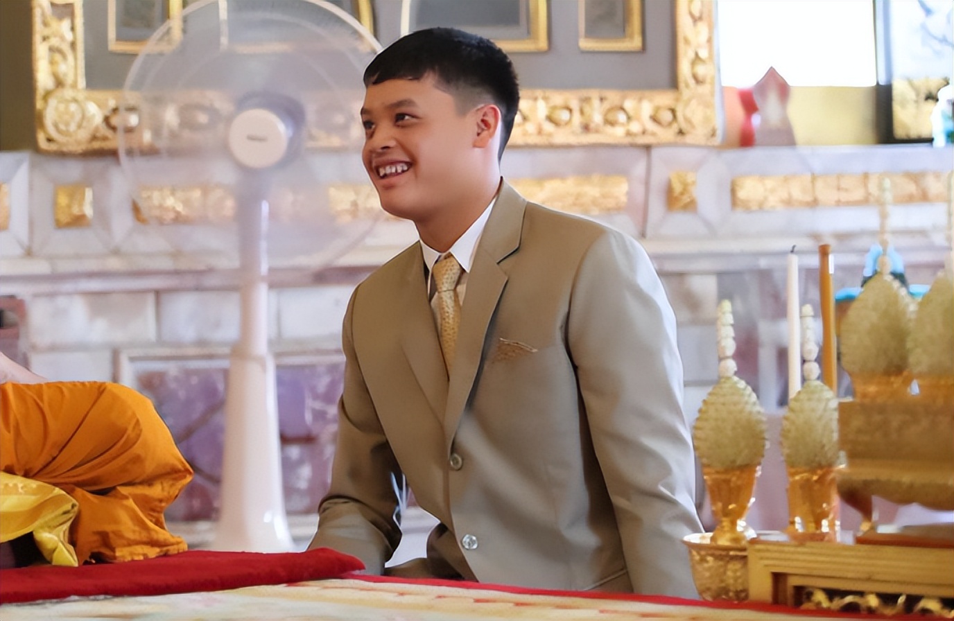 17岁提帮功近照曝光,准王储回国单独出镜,身高超过180气度不凡