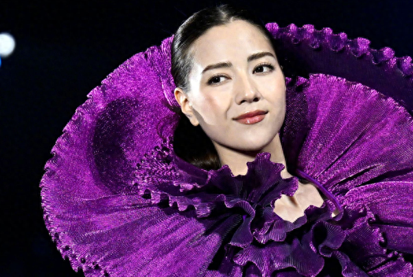 巴黎时装周第三阵:杨幂生图没扛住,杨紫变美,王一博炫目的排场