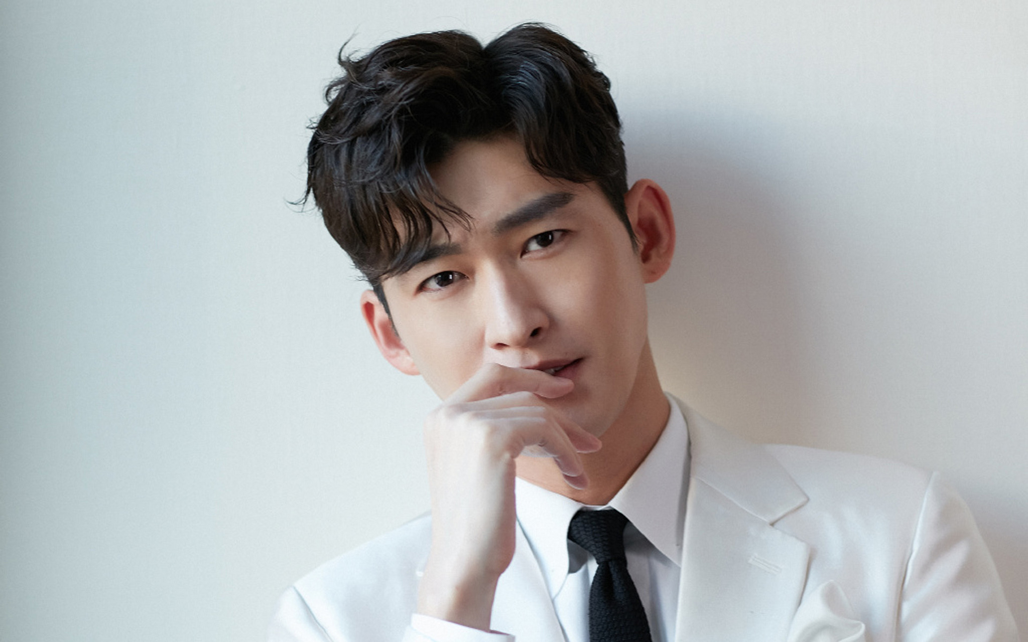 张翰因狗仔曝料疑似换新女友而登上热搜,引发网友热议.