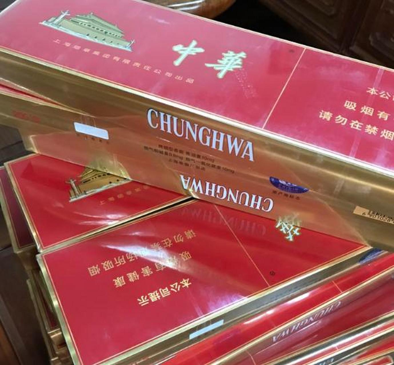 班回到家,我问老婆:"是不是有人给家里送了茅台酒和中华烟?