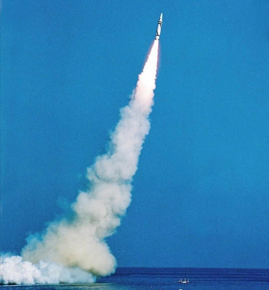 历史上的今天 1982年10月12日 031型潜艇长城200号成功发射巨浪